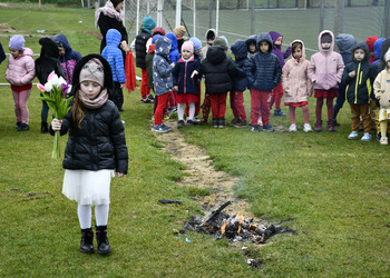 zdjęcie przedstawia przedszkolaków żegnających zimę