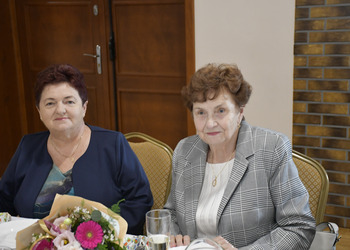 zdjęcie przedstawia gości zasiadających przy stole