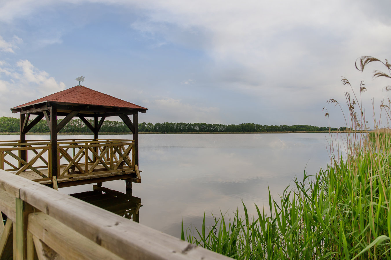 Zdjęcie przedstawiające jezioro i pomost