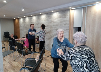 Zdjęcie przedstawia uczestników Klubu Seniora podczas zajęć fitnesowych