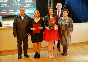 laureat wraz z rodzicami oraz Wójtem Mieczysławem Drożdżyńskim i Przewodniczącą Rady Gminy Marią Rąk