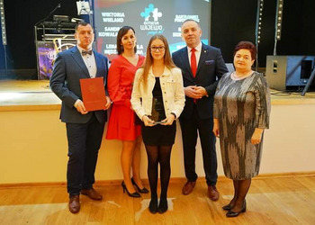 laureat wraz z rodzicami oraz Wójtem Mieczysławem Drożdżyńskim i Przewodniczącą Rady Gminy Marią Rąk