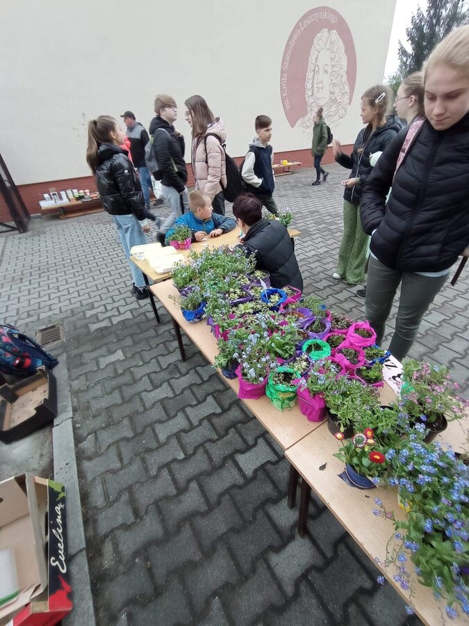 Zdjęcie sadzonek kwiatów, krzewów oraz uczestników ekologicznego SOS