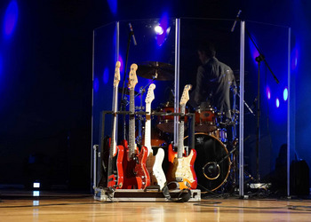 Zdjęcie przedstawia uczestników Koncertu Trzy Gitary