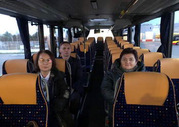 Zdjęcie przedstawia uczestników odbioru autobusu