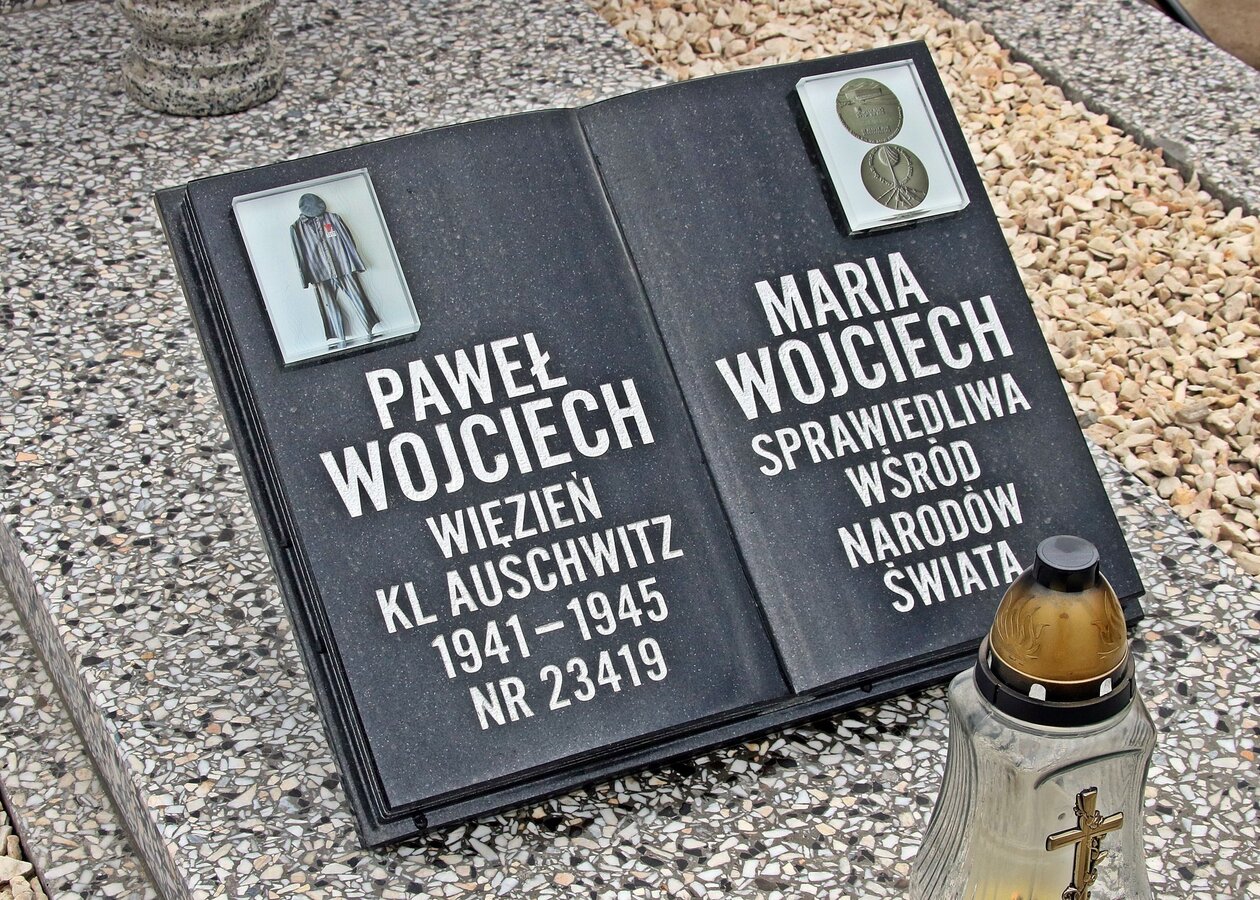 tablica upamiętniająca Marię i Piotra Wojciech