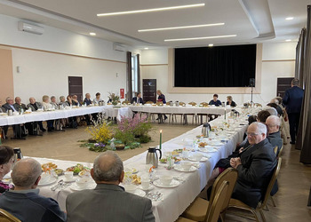 Zdjęcie przedstawia Seniorów i zaproszonych gości przy Wielkanocnym Stole 