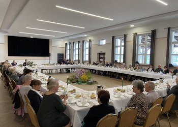 Zdjęcie przedstawia Seniorów i zaproszonych gości przy Wielkanocnym Stole 