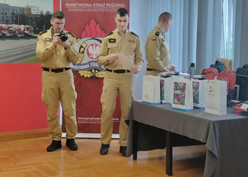 Strażacy ogłaszający wyniki konkursu 