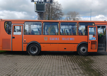zdjęcie przedstawia autobus szkolny 