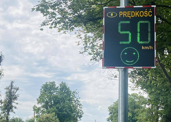 zdjęcie przedstawia tablicę monitorująca prędkość 