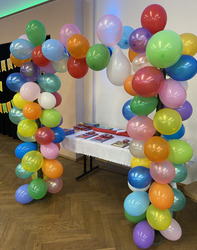 zdjęcie przedstawia bramę z balonmów 