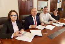 Podpisanie umowy na budowę kanalizacji w Radomyślu. 