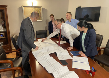 Zdjęcie przedstawia podpisanie umowy przez przedstawicieli