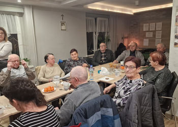 Zdjęcie przedstawia Seniorów zasiadających przy stole