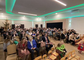 zdjęcie przedstawia osoby siedzące na publiczności