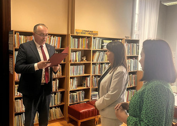 Zdjęcie przedstawia uczestników obchodów dnia Bibliotekarza