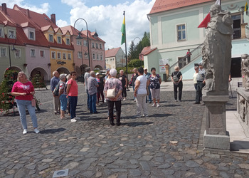 zdjęcie przedstawia Seniorów na wycieczce 