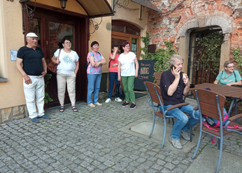 zdjęcie przedstawia Seniorów na wycieczce 