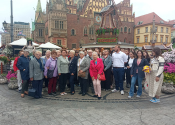 zdjęcie przedstawia grupę seniorów