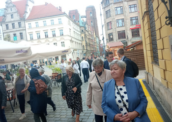 zdjęcie przedstawia grupę seniorów