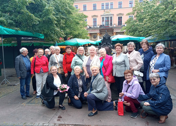 zdjęcie przedstawia grupę seniorów