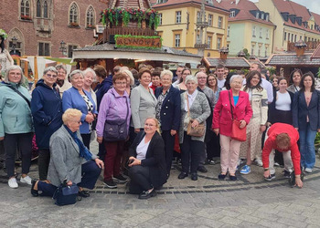 zdjęcie przedstawia grupę seniorów 