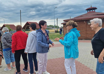 zdjęcie przedstawia Seniorów grających w gre 