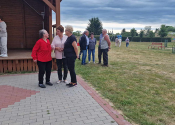 zdjęcie przedstawia Seniorów grających w gre 