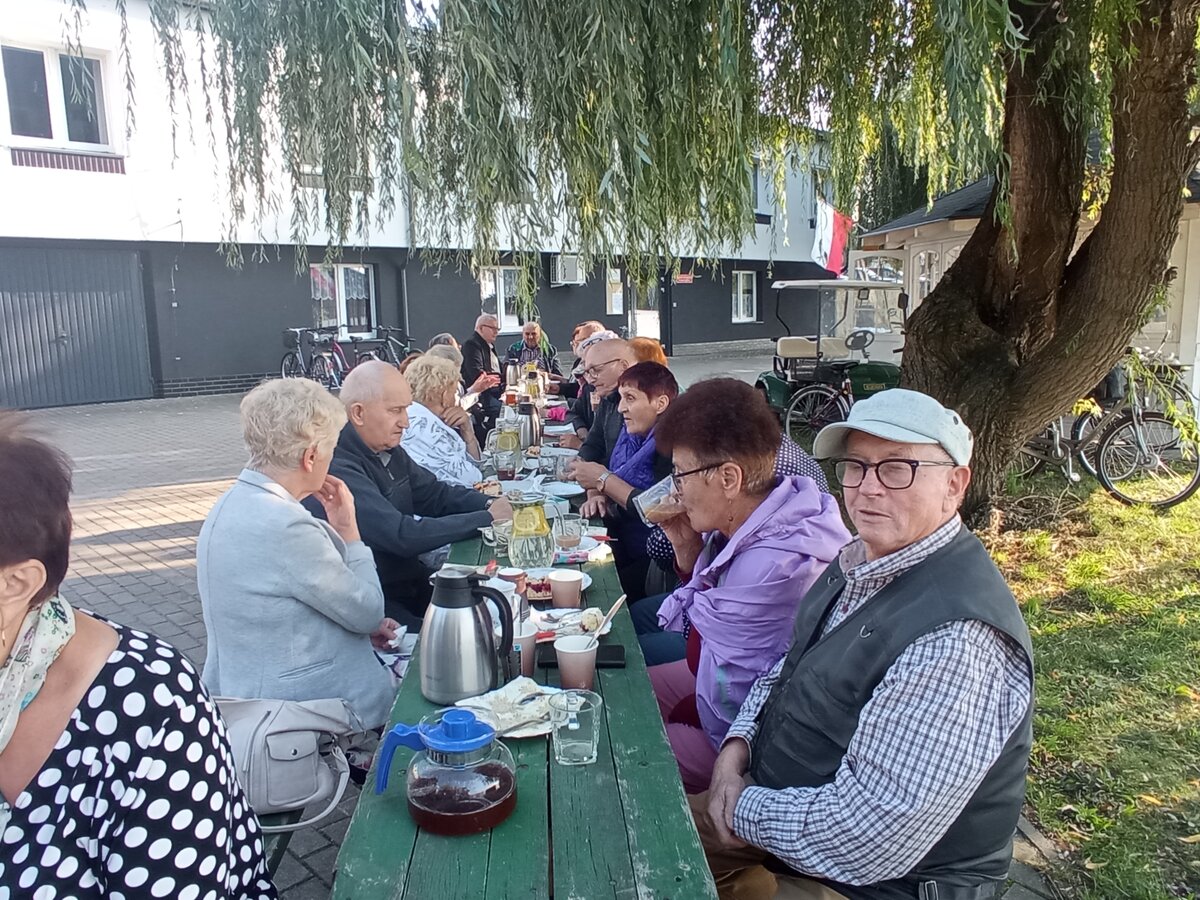 seniorzy na święcie pieczonego ziemniaka