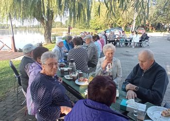 Zdjęcie przedstawia uczestników spotkania