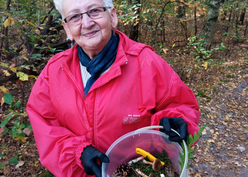 zdjęcie przedstawia grupę seniorów na grzybach 