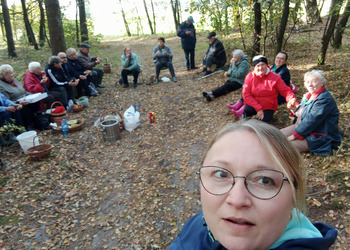 zdjęcie przedstawia grupę seniorów na grzybach 