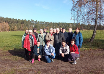 zdjęcie przedstawia grupę seniorów na grzybach 