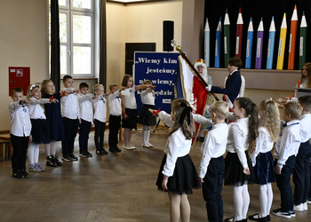 zdjęcie przedstawia występ artystyczny dzieci