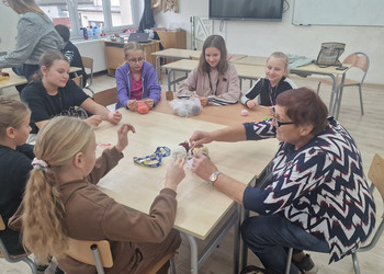 zdjęcie przedstawia babcie uczące szydełkowania