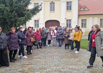 zdjęcie przedstawia seniorów podczas zwiedzania