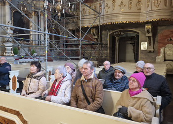 uczestnicy wycieczki zwiedzają klasztor