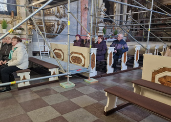 uczestnicy wycieczki zwiedzają klasztor