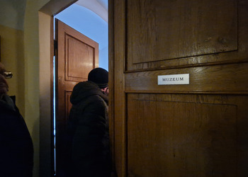 uczestnicy wycieczki zwiedzają klasztor