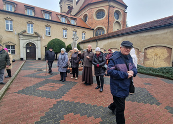 uczestnicy wycieczki zwiedzają klasztor