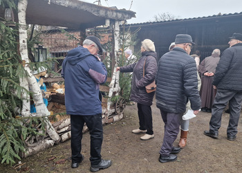 uczestnicy wycieczki zwiedzają klasztor