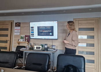 osoba prowadząca wyświetlająca prezetacje 