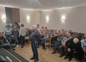 na zdjęciu seniorzy grają w kręgle 