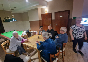 na zdjęciu seniorzy grają w kręgle 