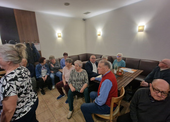 na zdjęciu seniorzy grają w kręgle 