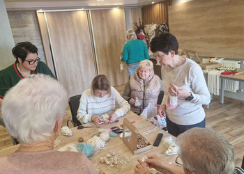 Zdjęcie przedstawia uczestników Klubu Seniora