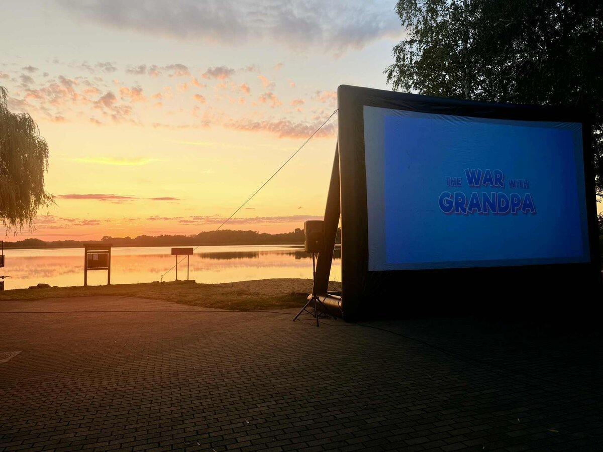 ekran kinowy i zachód słońca 