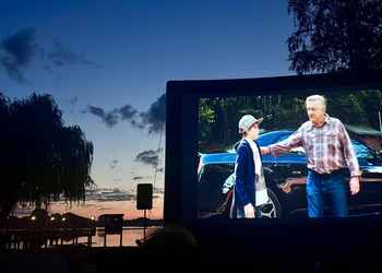 ekran kinowy i publiczność 