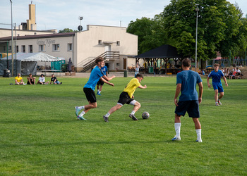 zdjęcie przedstawia turniej w piłkę nożną 